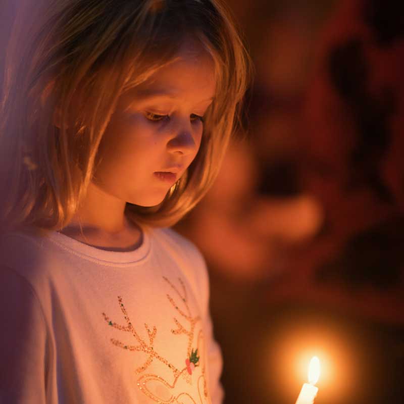 Christmas-Eve-Girl-with-candle